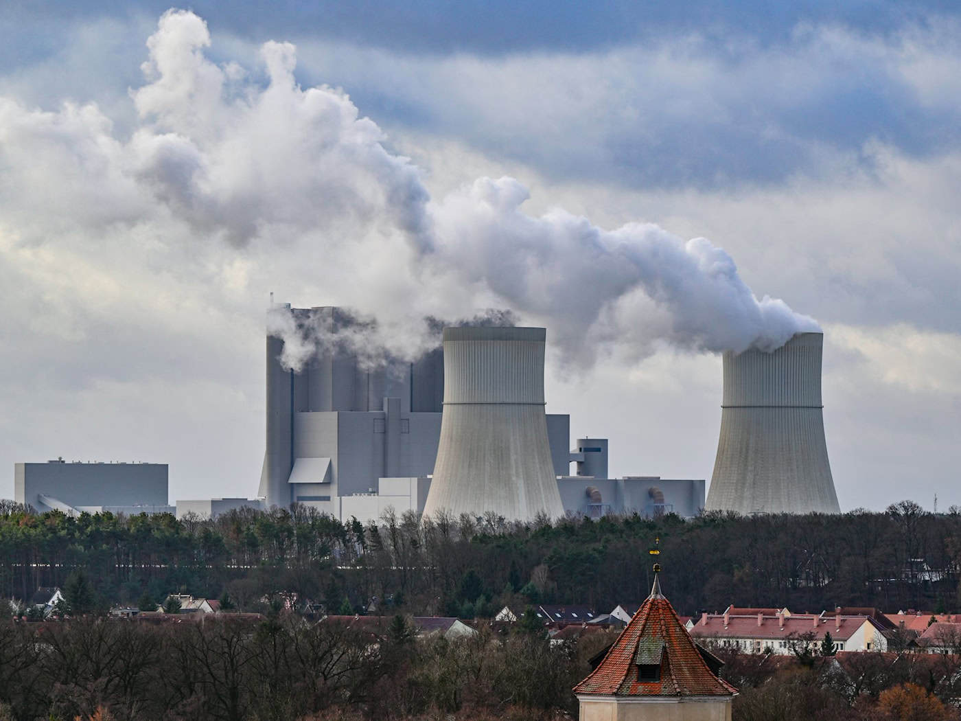 Das Braunkohlekraftwerk Schwarze Pumpe in der Lausitz soll bis 2038 betrieben werden. (Archivbild) / Foto: Patrick Pleul/dpa