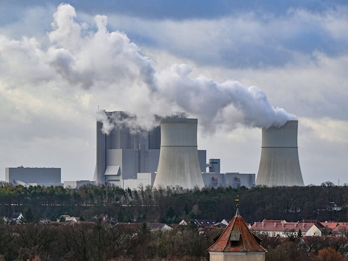 Das Braunkohlekraftwerk Schwarze Pumpe in der Lausitz soll bis 2038 betrieben werden. (Archivbild) / Foto: Patrick Pleul/dpa
