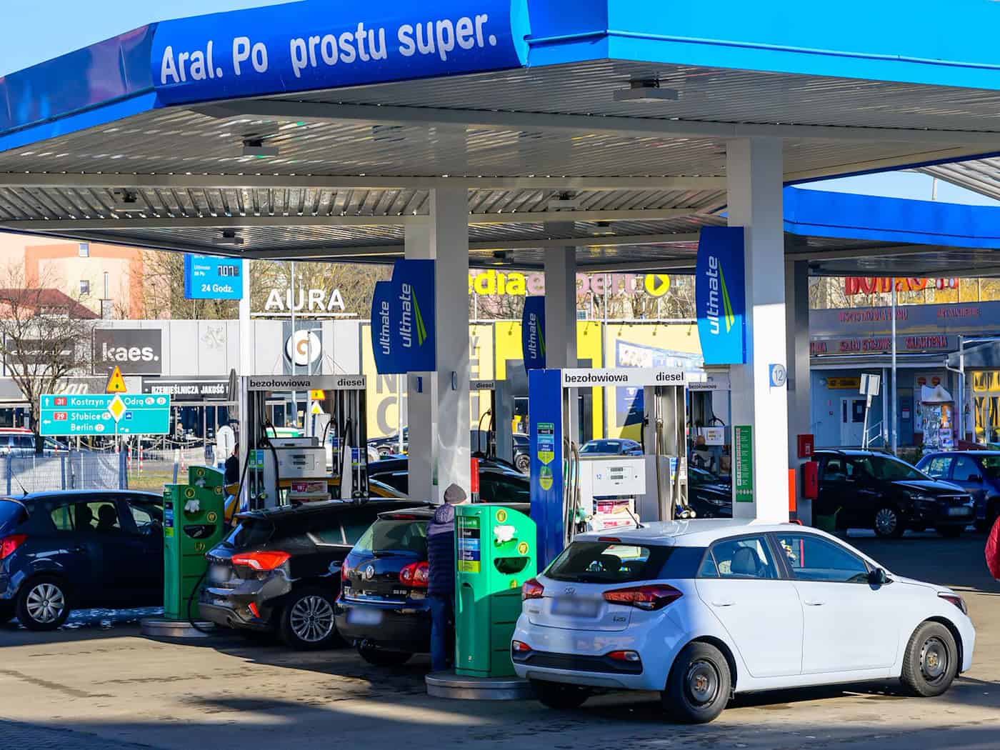 Wegen der in Deutschland gestiegenen Benzinpreise tanken viele Autofahrer aus Brandenburg hinter der polnischen Grenze.  / Foto: Patrick Pleul/dpa