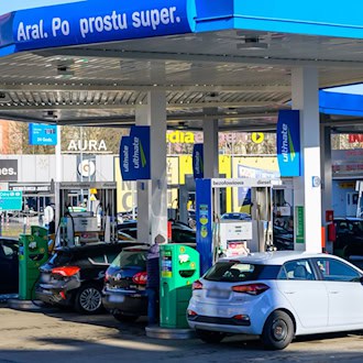 Wegen der in Deutschland gestiegenen Benzinpreise tanken viele Autofahrer aus Brandenburg hinter der polnischen Grenze.  / Foto: Patrick Pleul/dpa