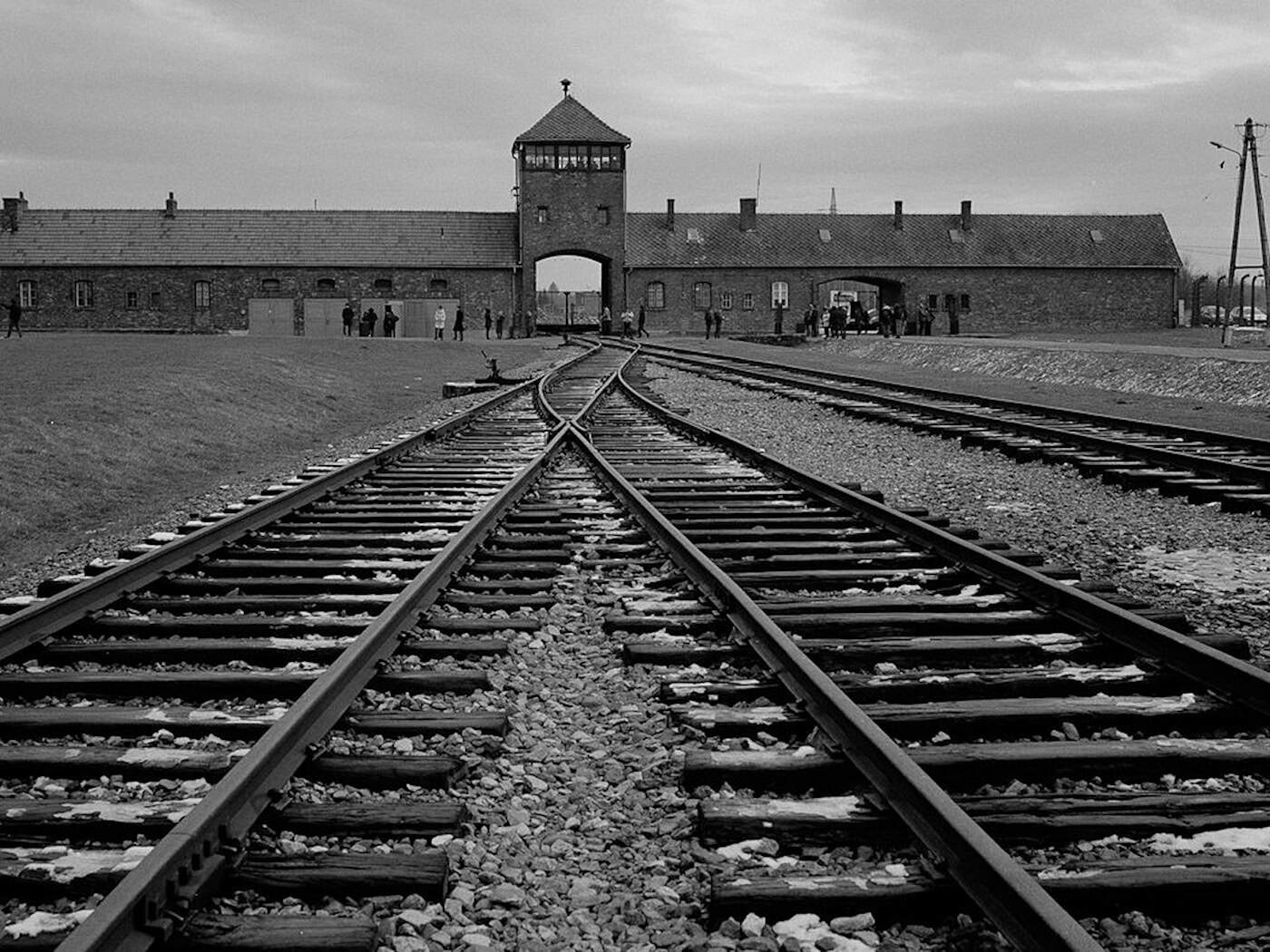 Das Vernichtungslager Auschwitz war für die Deutschen im NS-Staat weit weg - konnten sie dennoch davon wissen, wie Juden systematisch entrechtet, verschleppt und vernichtet wurden? Dem geht eine Ausstellung in Berlin nach. (Archivbild) / Foto: Markus Schreiber/AP/dpa