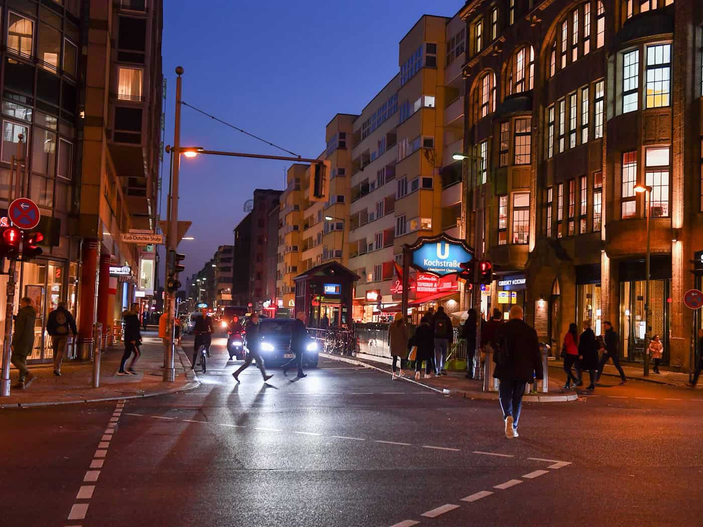 Wenige Fußminuten vom U-Bahnhof Kochstraße soll ein großes neues Hostel entstehen. (Archivbild)  / Foto: Jens Kalaene/dpa-Zentralbild/dpa