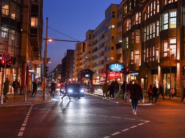 Wenige Fußminuten vom U-Bahnhof Kochstraße soll ein großes neues Hostel entstehen. (Archivbild)  / Foto: Jens Kalaene/dpa-Zentralbild/dpa
