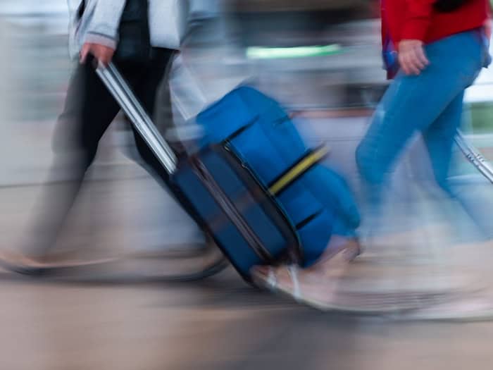 Am Flughafen BER werden am Karfreitag viele Fluggäste erwartet. (Symbolbild) / Foto: Christophe Gateau/dpa