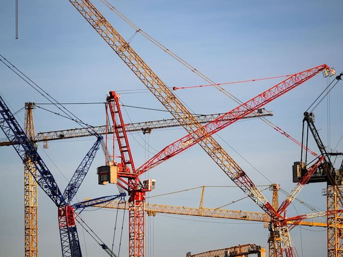 Im Bauhauptgewerbe hat sich das Geschäftsklima entgegen der allgemeinen Entwicklung im März etwas verbessert. (Symbolbild) / Foto: Robert Michael/dpa