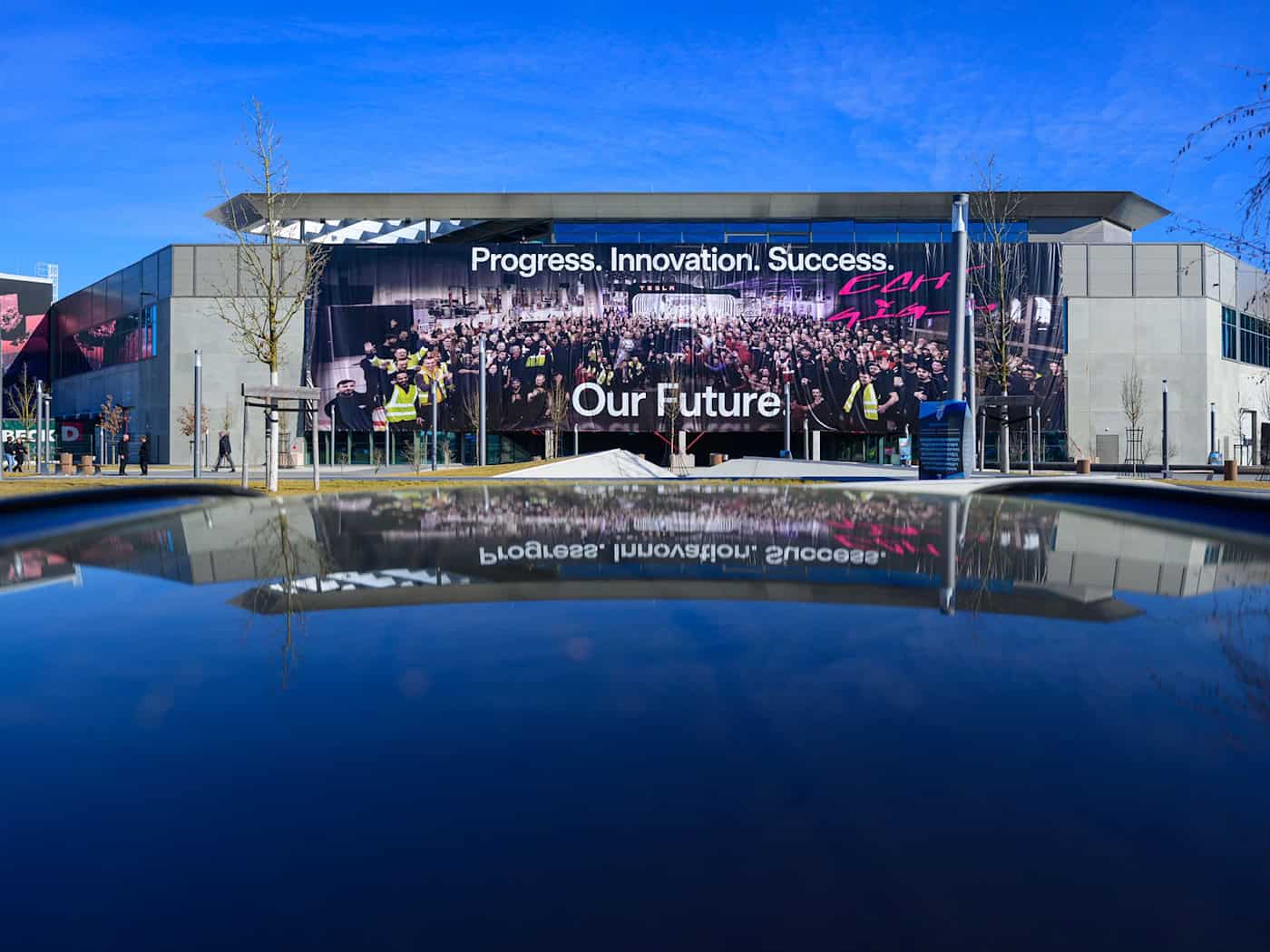 Die IG Metall geht gegen die Betriebsratswahl bei Tesla vor (Archivbild). / Foto: Patrick Pleul/dpa