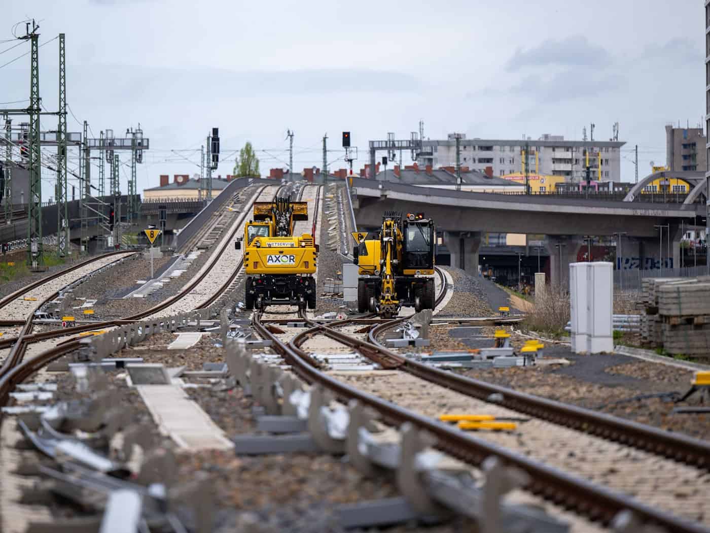 Die Inbetriebnahme einer neuen Bahnstrecke zwischen dem Hauptbahnhof und dem Nordring verzögert sich weiter. (Archivbild) / Foto: Monika Skolimowska/dpa