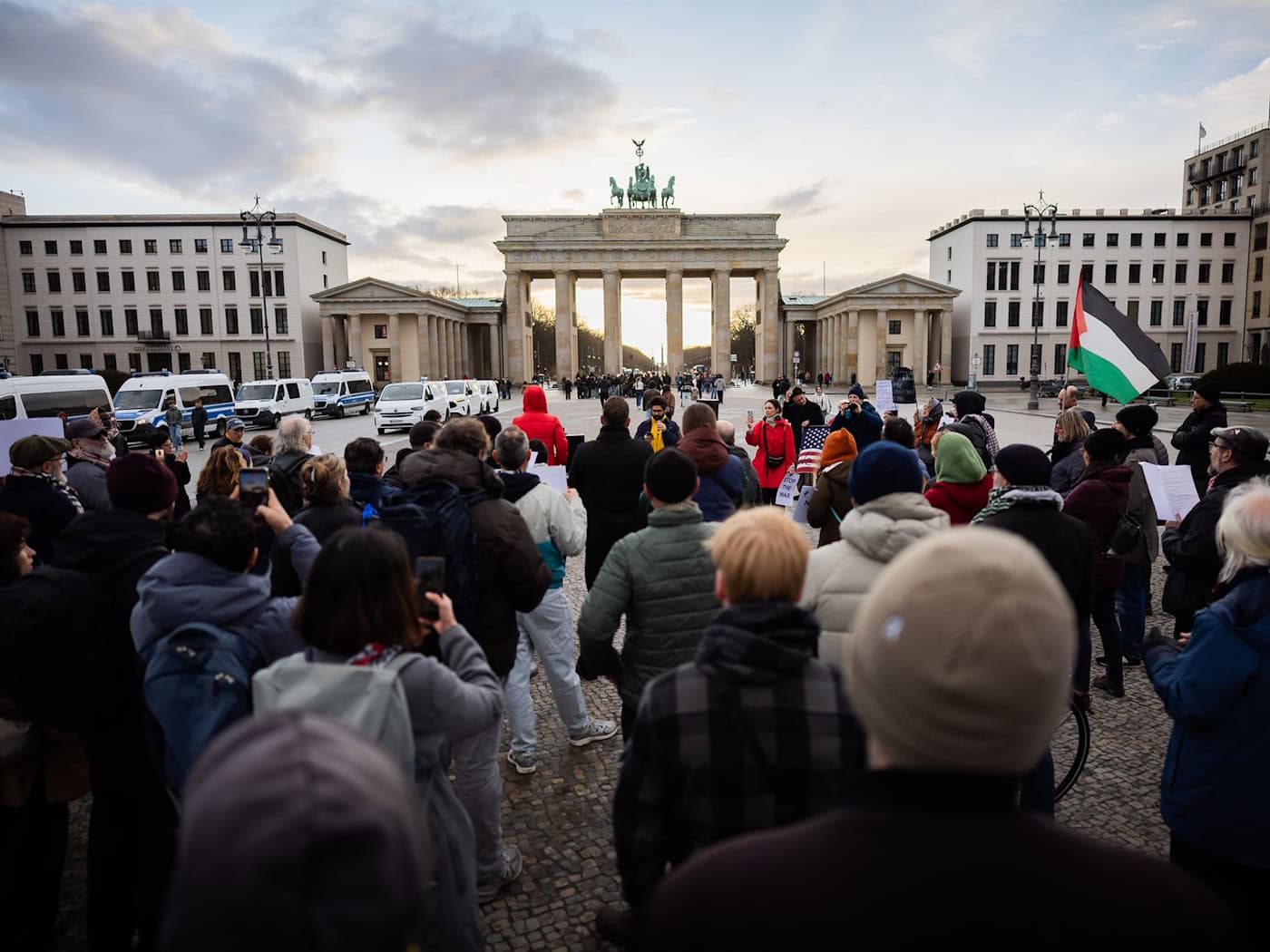 Eine Demonstration von «Israelis for Peace» fordert am Brandenburger Tor ein Ende der Angriffe auf Iran.  / Foto: Christoph Soeder/dpa