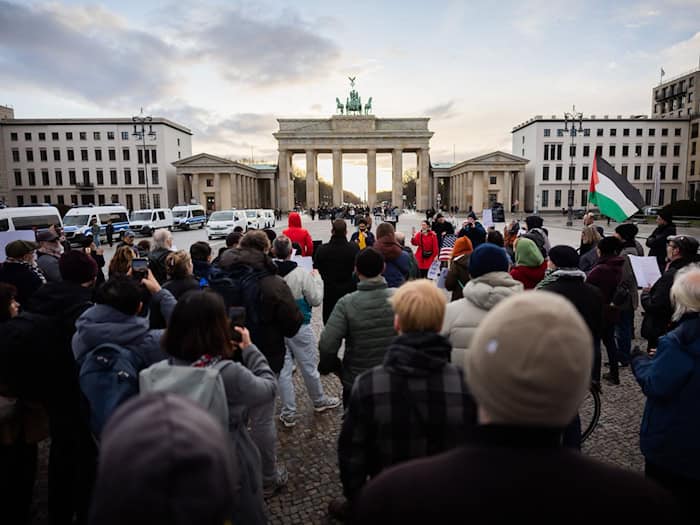 Eine Demonstration von «Israelis for Peace» fordert am Brandenburger Tor ein Ende der Angriffe auf Iran.  / Foto: Christoph Soeder/dpa