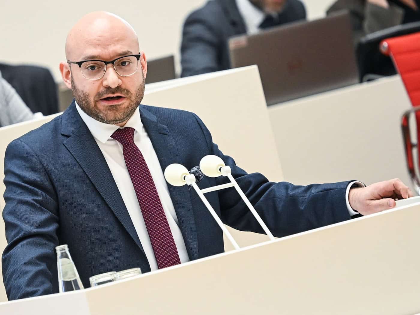 Dass die Zahl der angekommenen Wahlbriefe in Strausberg stark zurückging, findet auch Innenminister René Wilke (SPD) ungewöhnlich. (Archivbild) / Foto: Britta Pedersen/dpa
