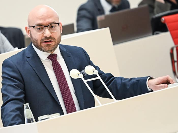 Dass die Zahl der angekommenen Wahlbriefe in Strausberg stark zurückging, findet auch Innenminister René Wilke (SPD) ungewöhnlich. (Archivbild) / Foto: Britta Pedersen/dpa