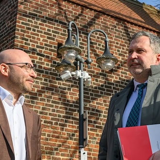 Brandenburgs Innenminister René Wilke und der Oberbürgermeister von Cottbus, Tobias Schick (beide SPD), wollen die Stadt sicherer machen (Archivbild). / Foto: Patrick Pleul/dpa