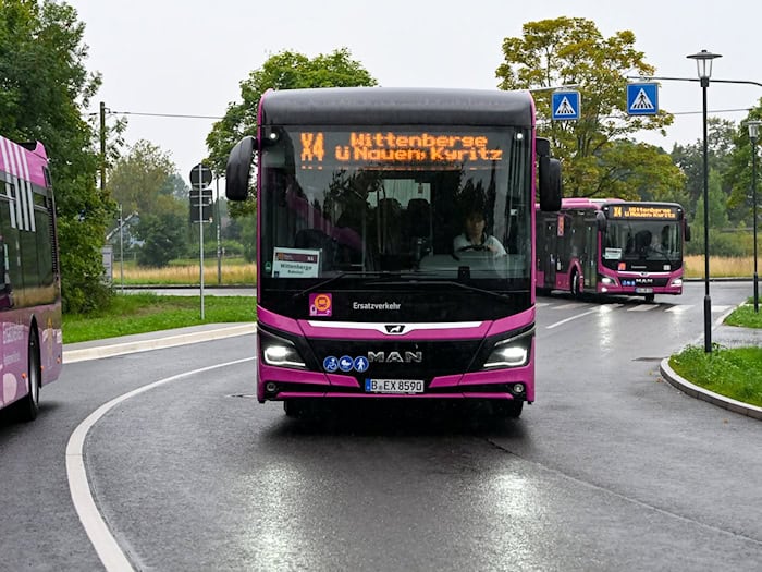Der von Ecovista betriebene Bus-Ersatzverkehr zwischen Hamburg und Berlin steckt in der Krise. (Archivbild) / Foto: Jens Kalaene/dpa