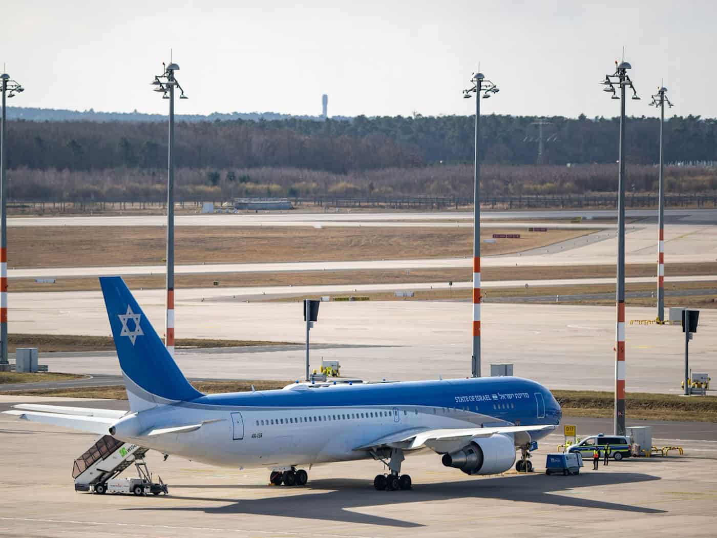 Israels Staatsflugzeug «Flügel Zions» steht am Flughafen BER. / Foto: Christophe Gateau/dpa