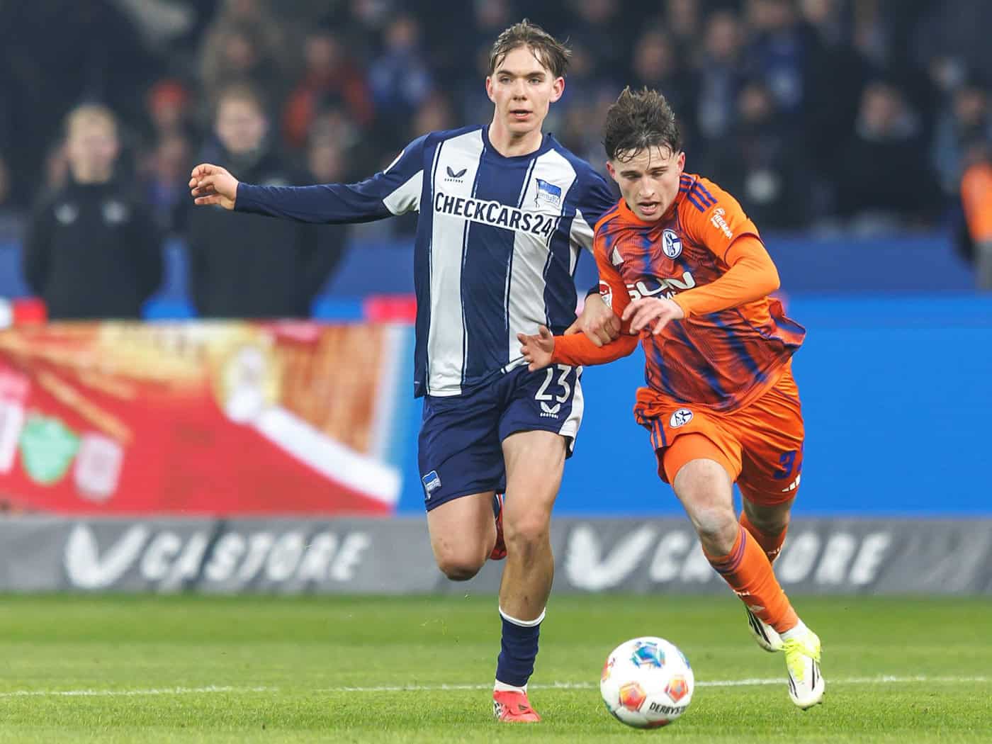 Kennet Eichhorn (l) hat das Training bei Hertha BSC wieder aufgenommen. (Archivbild) / Foto: Andreas Gora/dpa