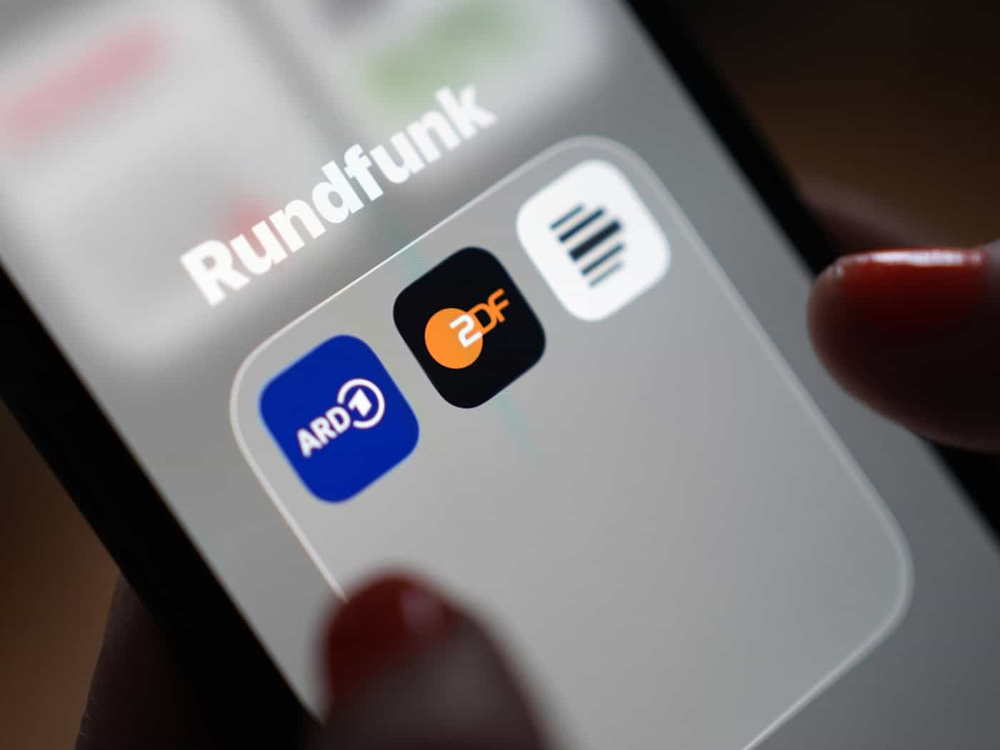 Der Vertrag setzt auf Länderebene die Rahmenbedingungen des Medienstaatsvertrags um. (Symbolbild) / Foto: Marcus Brandt/dpa