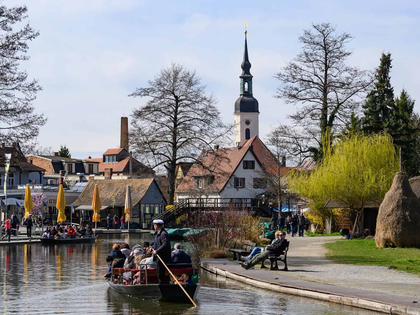 Die Frühlingsaison mit den traditionellen Kahnfahrten hat im Spreewald begonnen. / Foto: Patrick Pleul/dpa