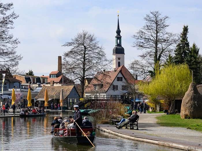 Die Frühlingsaison mit den traditionellen Kahnfahrten hat im Spreewald begonnen. / Foto: Patrick Pleul/dpa