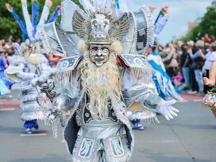 Der Straßenumzug gilt als ein Höhepunkt beim Karneval der Kulturen in Berlin. (Archivbild) / Foto: Annette Riedl/dpa