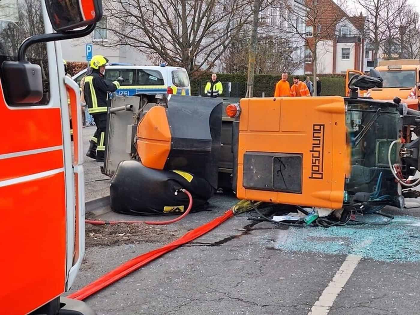 Die Feuerwehr hat in Lichtenrade eine umgekippte Kehrmaschine geborgen. / Foto: -/Berliner Feuerwehr/dpa