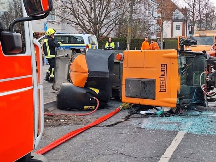 Kehrmaschine kippt umgekippt - Fahrer leicht verletzt