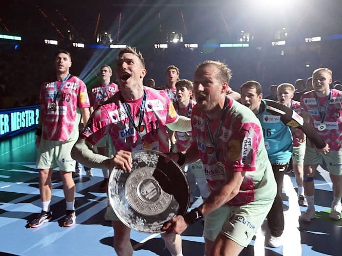Sie ist wieder da: Die Meisterschale der Handball-Bundesliga. (Archivbild) / Foto: Uli Deck/dpa