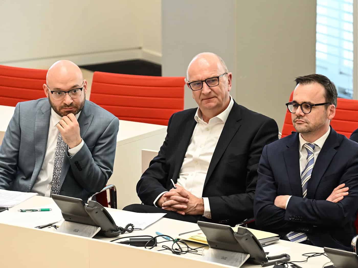 Brandenburgs Gesundheitsminister René Wilke (links/SPD) und Innenminister Jan Redmann (rechts/CDU) erhalten einen zweiten Staatssekretär (Archivbild). / Foto: Britta Pedersen/dpa