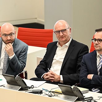 Brandenburgs Gesundheitsminister René Wilke (links/SPD) und Innenminister Jan Redmann (rechts/CDU) erhalten einen zweiten Staatssekretär (Archivbild). / Foto: Britta Pedersen/dpa