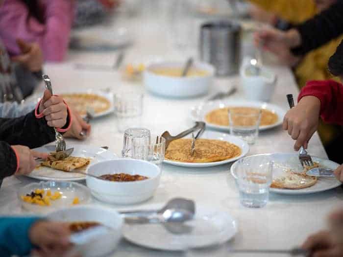 In Brandenburg sollen aus Sicht verschiedener Verbände Kinder kostenloses Schulessen bekommen. / Foto: Sebastian Gollnow/dpa