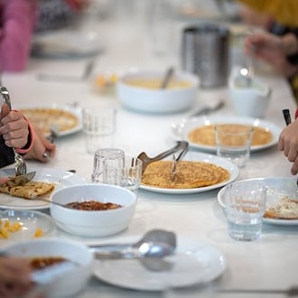 In Brandenburg sollen aus Sicht verschiedener Verbände Kinder kostenloses Schulessen bekommen. / Foto: Sebastian Gollnow/dpa