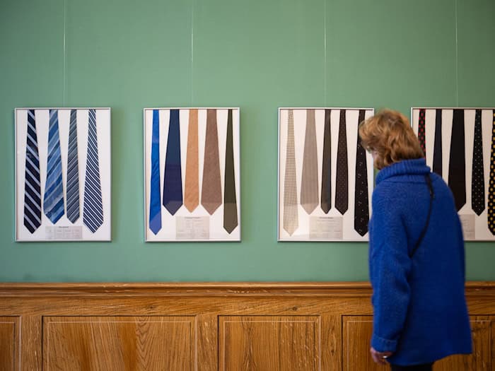 In einer früheren Ausstellung im Modemuseum Meyenburg wurden Krawatten präsentiert. (Archivbild)  / Foto: Sebastian Gollnow/dpa