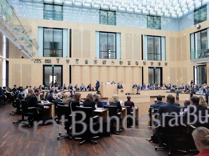 Die Bundesratsmitglieder verfolgen die Sitzung im Plenarsaal im Bundesrat. / Foto: Carsten Koall/dpa