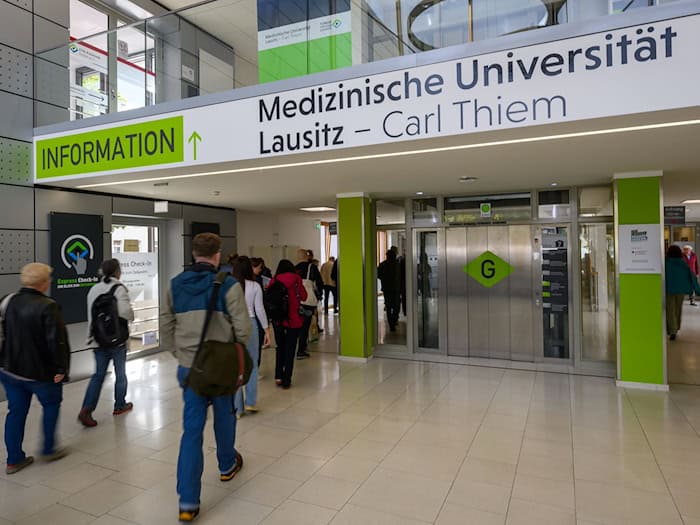 Ein Teil der Studienplätze der Medizinischen Universität Lausitz soll künftig an Bewerber gehen, die nach dem Studium als Landarzt arbeiten wollen (Archivbild). / Foto: Patrick Pleul/dpa