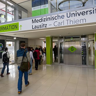 Ein Teil der Studienplätze der Medizinischen Universität Lausitz soll künftig an Bewerber gehen, die nach dem Studium als Landarzt arbeiten wollen (Archivbild). / Foto: Patrick Pleul/dpa