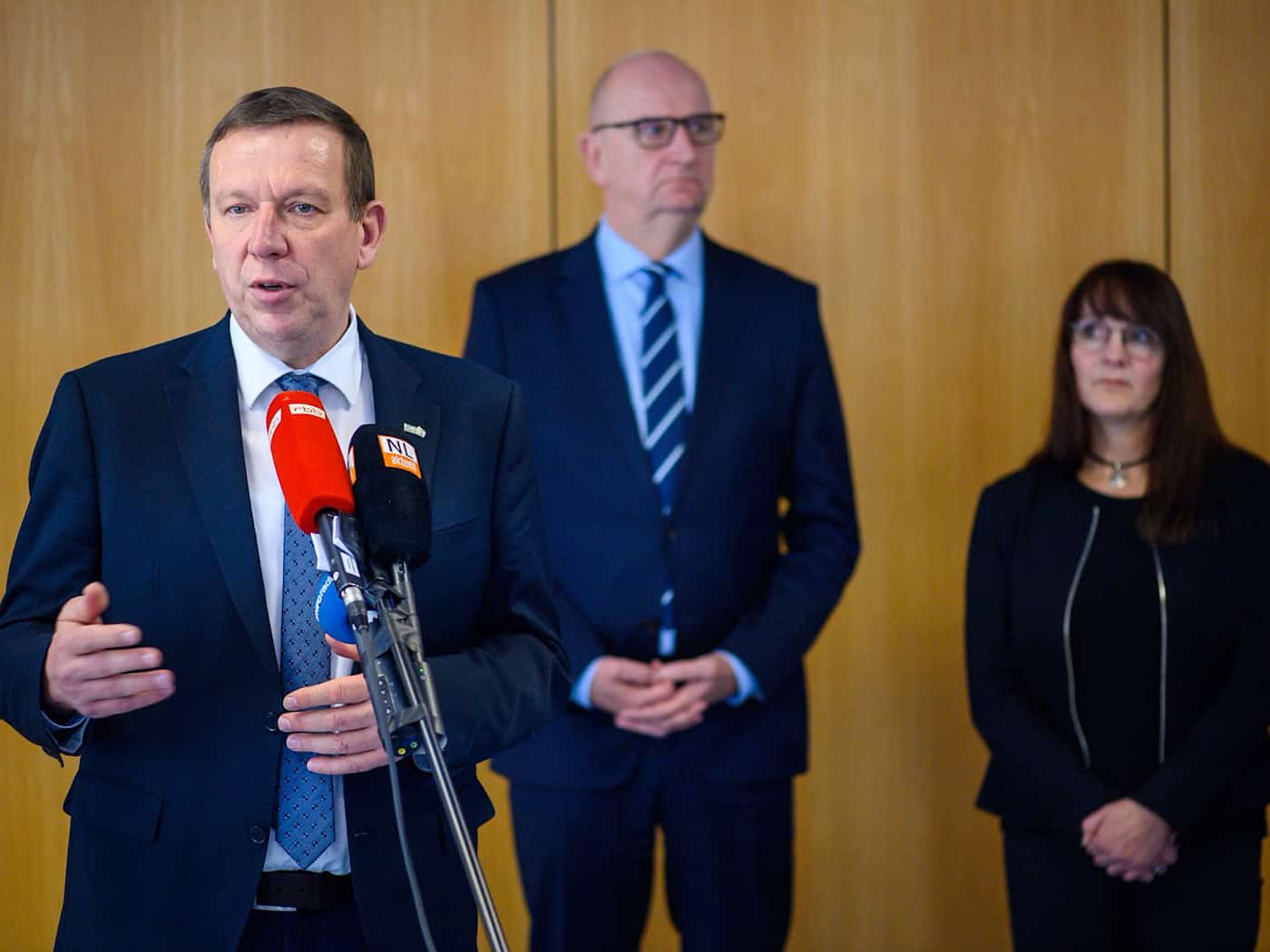 Der Landrat vom Landkreis Elbe-Elster Christian Jaschinski (links, mit Dietmar Woidke und Katrin Lange) übte scharfe Kritik nach rassistischen Gesängen von Teenagern. (Archivbild) / Foto: Klaus-Dietmar Gabbert/dpa