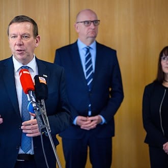 Der Landrat vom Landkreis Elbe-Elster Christian Jaschinski (links, mit Dietmar Woidke und Katrin Lange) übte scharfe Kritik nach rassistischen Gesängen von Teenagern. (Archivbild) / Foto: Klaus-Dietmar Gabbert/dpa