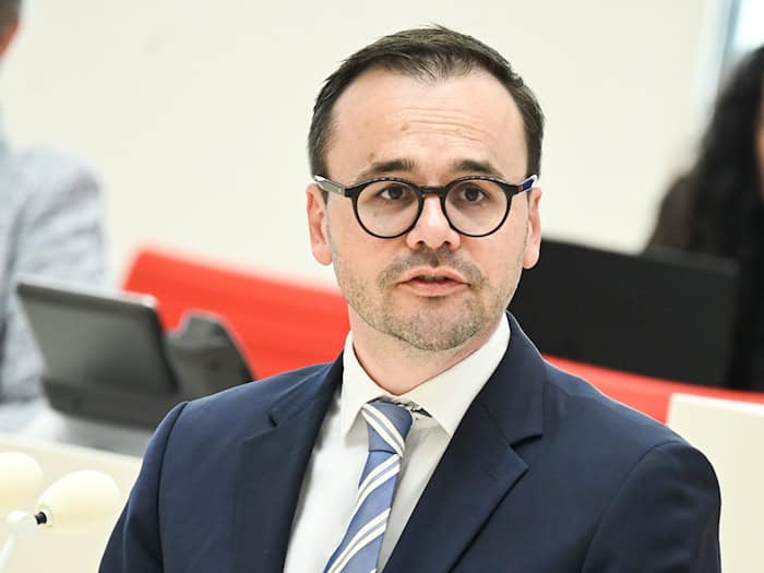 Brandenburgs Innenminister Jan Redmann (CDU) weist die Forderung der AfD-Fraktion zurück, die Einstufung als rechtsextrem zurückzunehmen. / Foto: Britta Pedersen/dpa