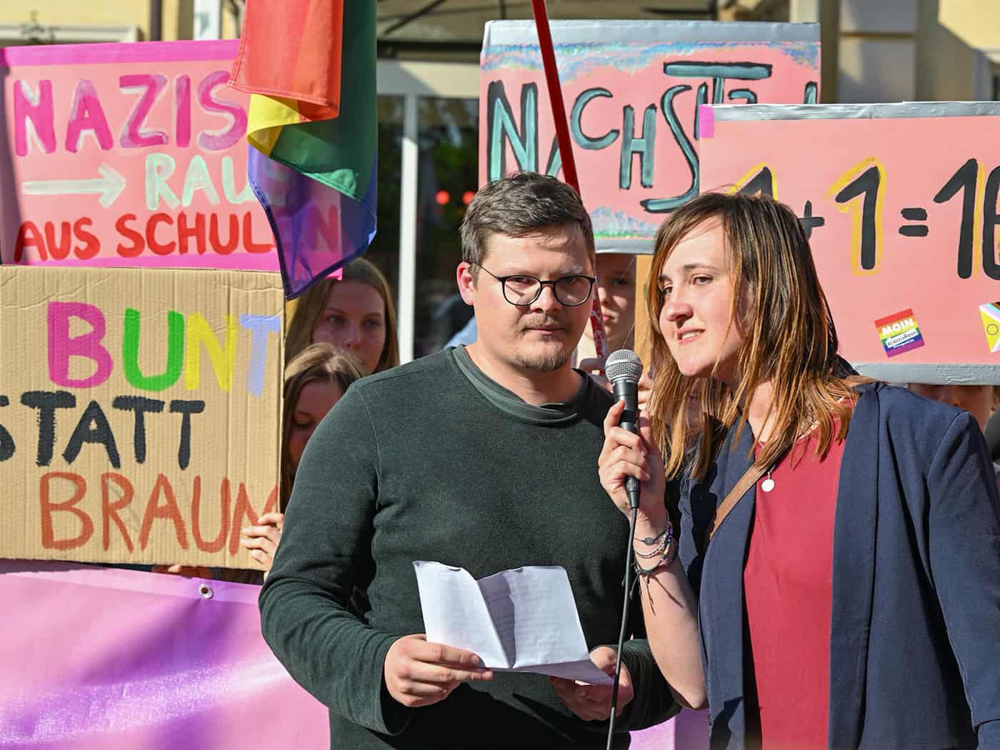 Die Lehrer Max Teske und Laura Nickel haben ihre Erfahrung mit rechtsextremistischen Vorfällen im Schulalltag in dem Buch «Rechtsruck im Klassenzimmer» verarbeitet. (Archivbild) / Foto: Patrick Pleul/dpa