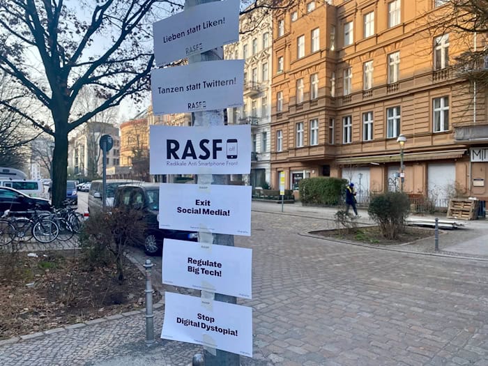  Kritik am ausufernden Gebrauch von Handys.  / Foto: Torsten Holtz/dpa