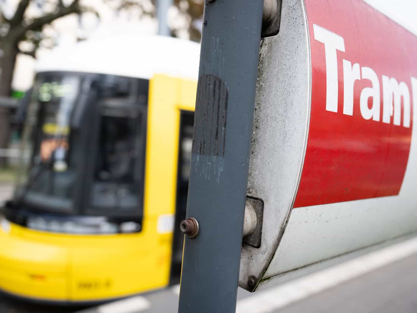 Ein Mann mit einem Messer versetzte laut Polizei in Berlin Fahrgäste einer Straßenbahn in Angst. (Symbolbild) / Foto: Sebastian Gollnow/dpa