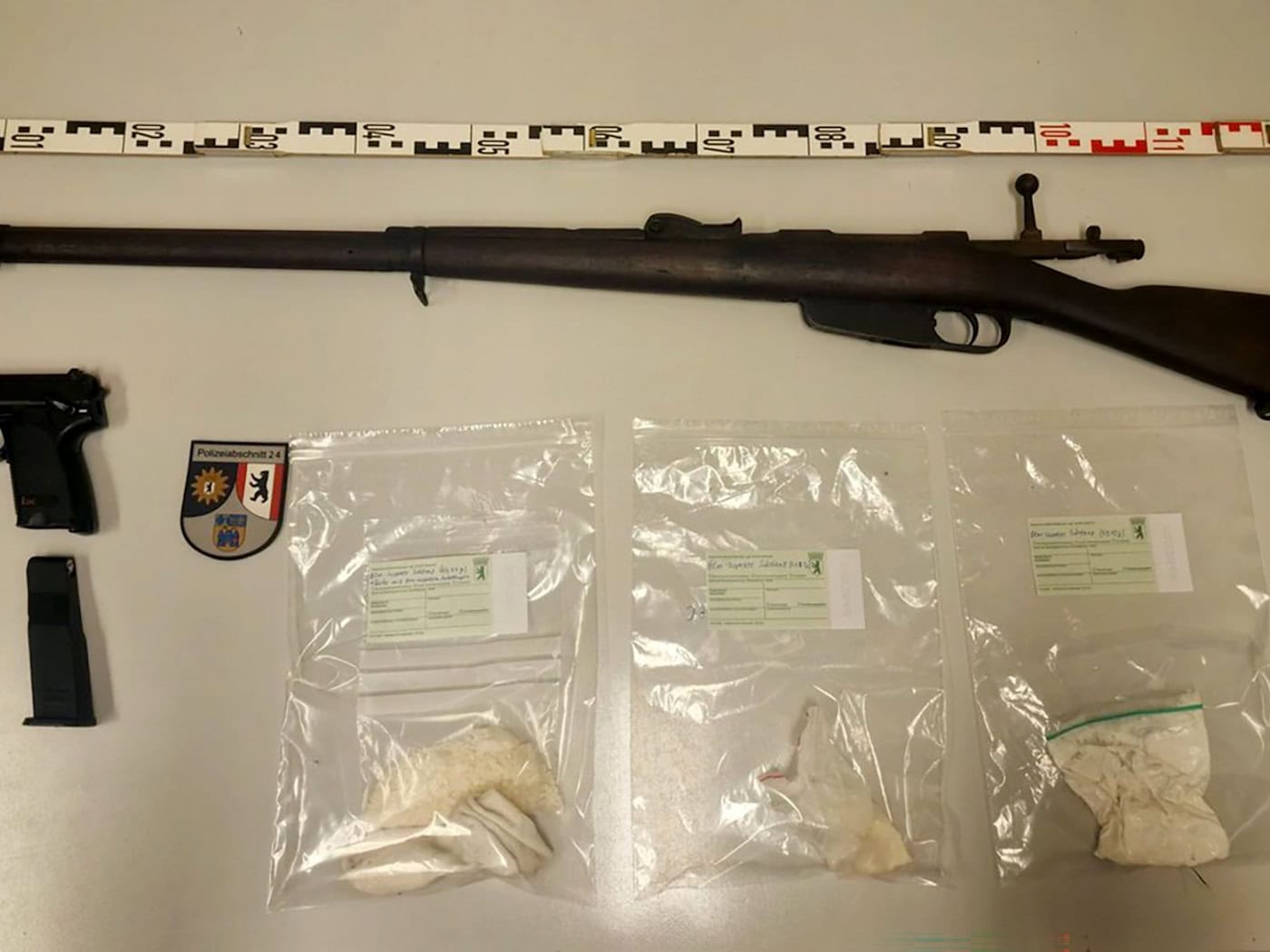 Die Polizei hat in Charlottenburg einen Mann gestoppt und Waffen sichergestellt. (Handout) / Foto: -/Polizei Berlin/dpa