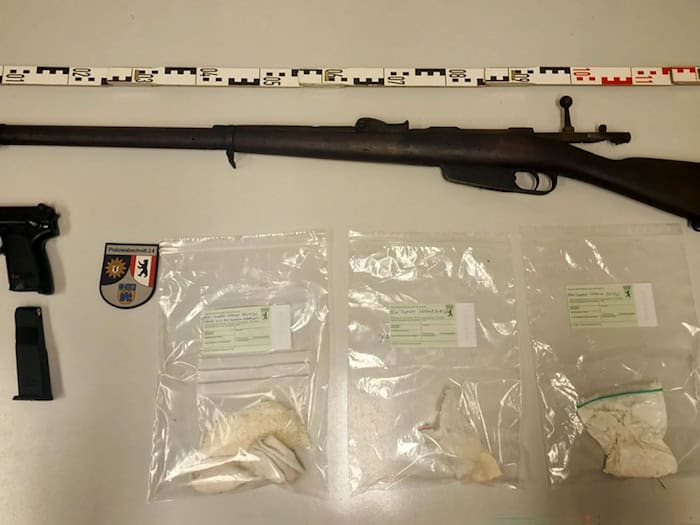 Die Polizei hat in Charlottenburg einen Mann gestoppt und Waffen sichergestellt. (Handout) / Foto: -/Polizei Berlin/dpa