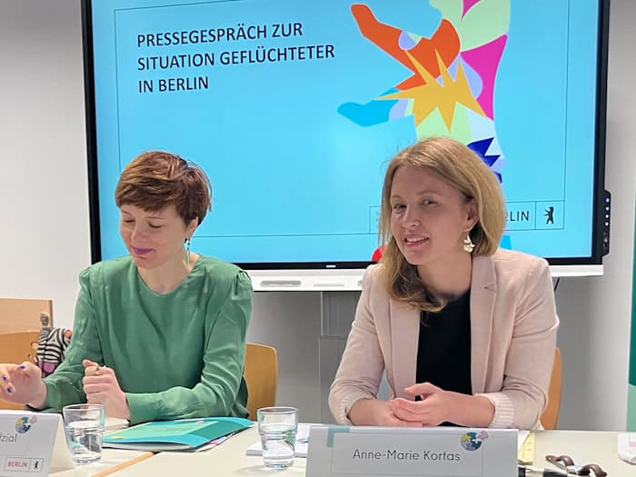 Die Berliner Integrationsbeauftragte Katarina Niewiedzial und ihre Mitarbeiterin Anne-Marie Kortas haben zahlreiche neue Daten zu Geflüchteten in Berlin.  / Foto: Andreas Heimann/dpa