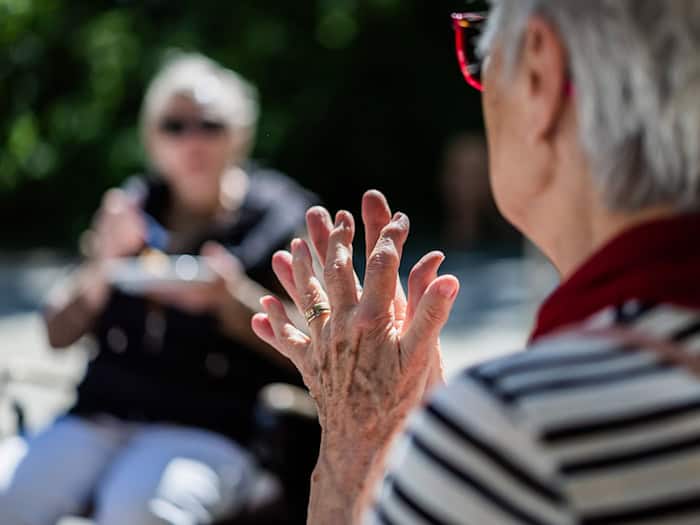 Die Zahl der älteren Menschen in Berlin nimmt zu - sie sind durch Hitze besonders gefährdet. (Symbolbild)  / Foto: Christoph Soeder/dpa