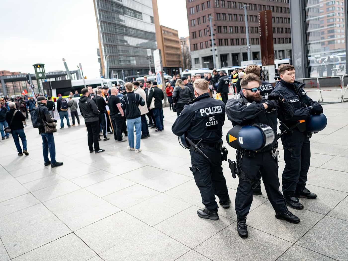 Wegen mehrerer rechtsextremer und weiterer Demonstrationen ist die Berliner Polizei am Samstag mit 1.800 Einsatzkräften unterwegs.  / Foto: Fabian Sommer/dpa