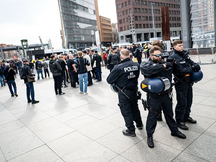 Wegen mehrerer rechtsextremer und weiterer Demonstrationen ist die Berliner Polizei am Samstag mit 1.800 Einsatzkräften unterwegs.  / Foto: Fabian Sommer/dpa