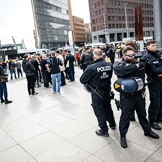 Wegen mehrerer rechtsextremer und weiterer Demonstrationen ist die Berliner Polizei am Samstag mit 1.800 Einsatzkräften unterwegs.  / Foto: Fabian Sommer/dpa