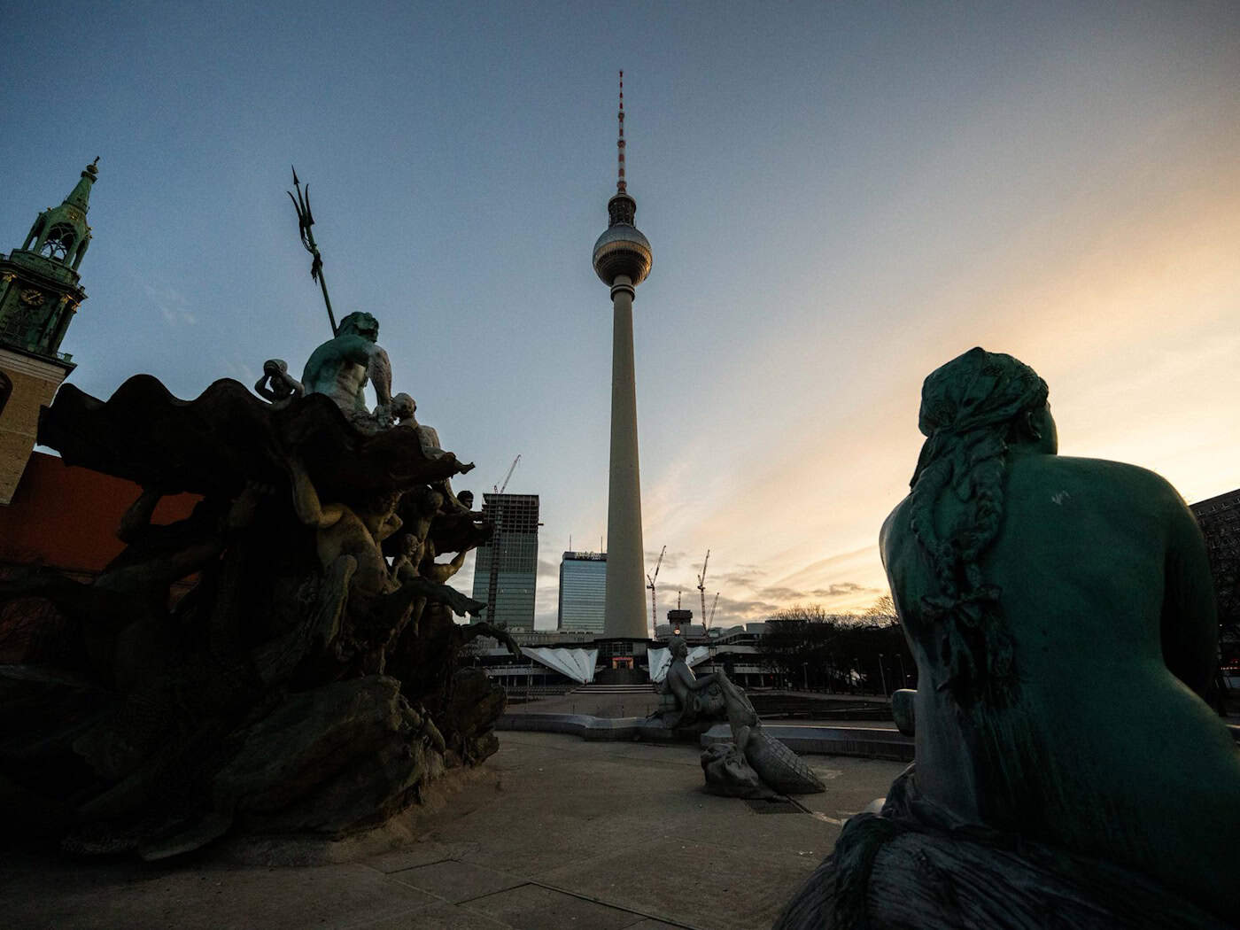 Mildes Wetter lockt heute viele Menschen nach draußen – morgens kann es regional trotzdem noch frostig werden. / Foto: Christophe Gateau/dpa