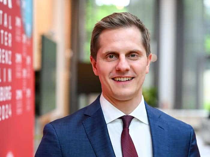 Brandenburgs Justiz- und Digitalminister Benjamin Grimm (SPD) will Rechtslücken bei Kriminalität im Netz schließen. (Archivbild) / Foto: Jens Kalaene/dpa
