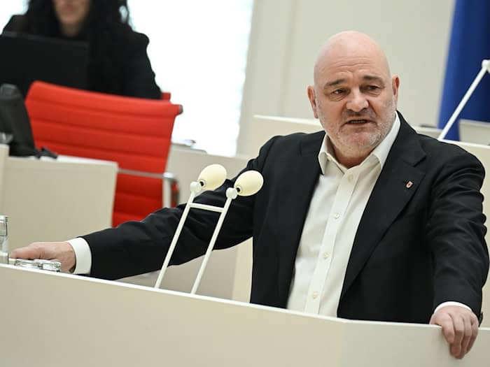 Brandenburgs Verkehrsminister Robert Crumbach (SPD) geht auf eine Entscheidung des Europäischen Gerichtshofs zur Schienenmaut ein.  / Foto: Britta Pedersen/dpa